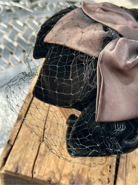 Vintage 1950s or 60s Velvet Cocktail Hat Birdcage Veil Satin Bow Fascinator main image 7